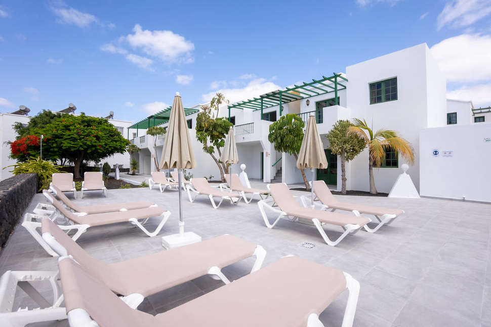 Een foto van het terras bij Aloe Appartementen