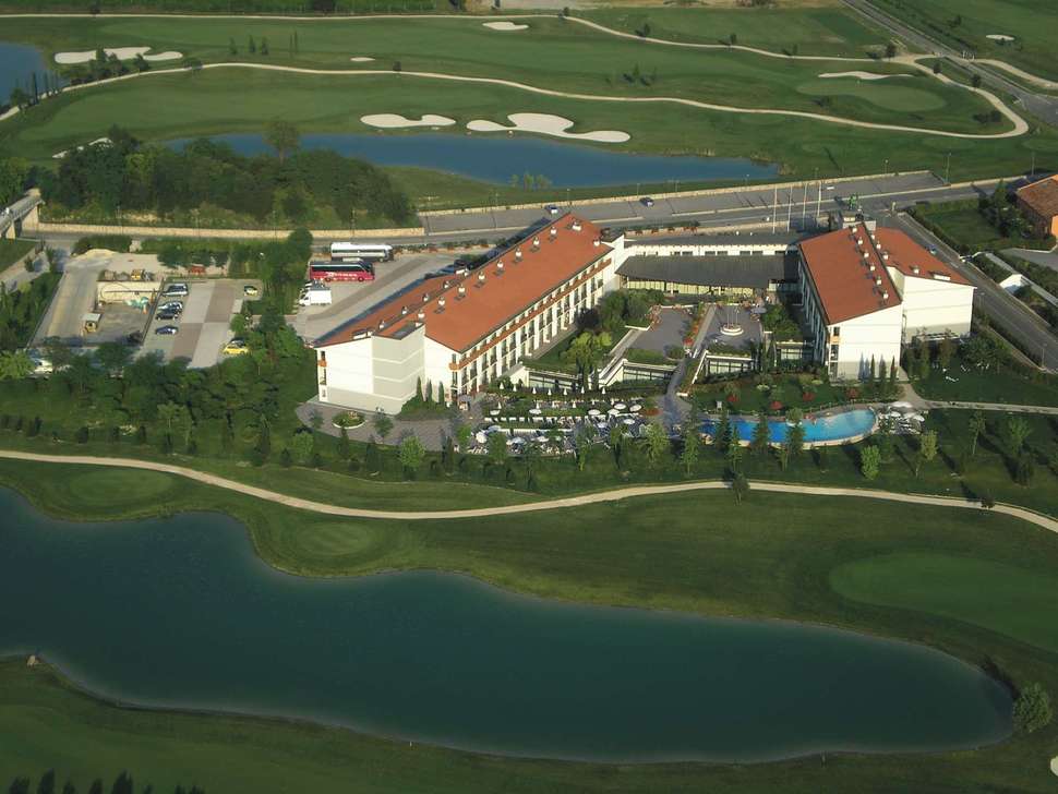 Een foto van de buitenkant van Parc Hotel