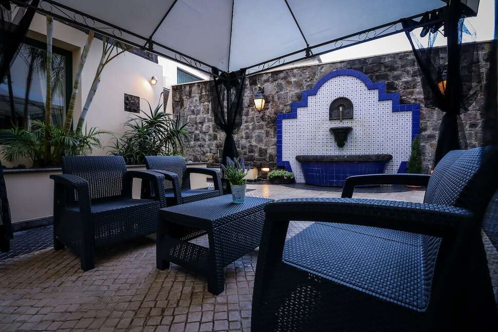 Een foto van het terras bij Camoes Hotel