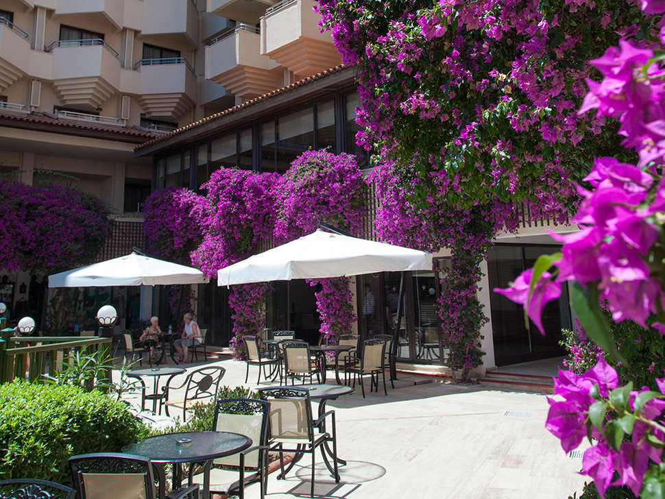 Ein Foto von der Terrasse im Bellis Deluxe Hotel