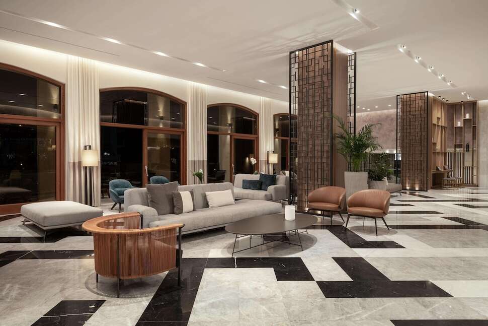 Een foto van het interieur van Theartemis Palace
