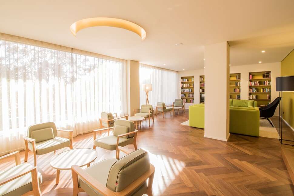 Een foto van het interieur van Girassol Hotel