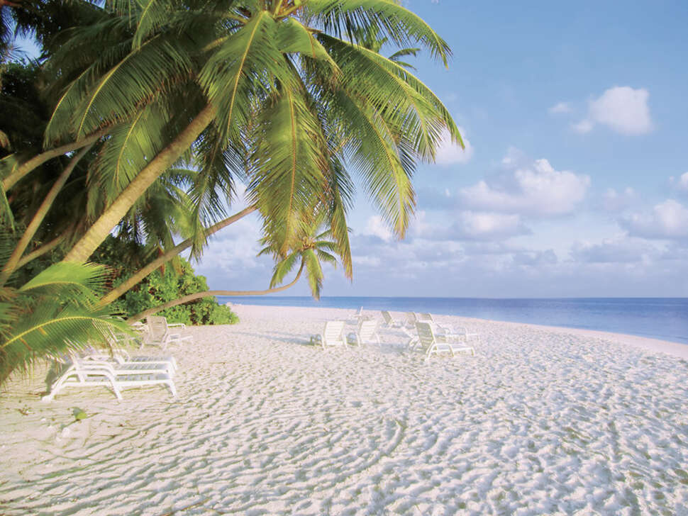 Een foto van het strand bij Fihalhohi Maldives
