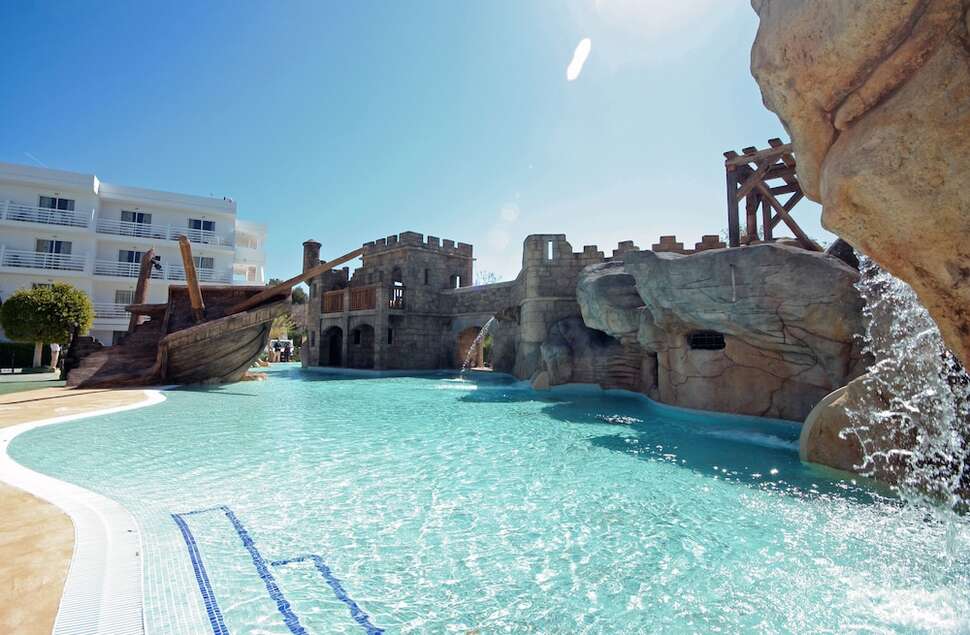 Ein Foto vom Pool im Pirates Village Apartments