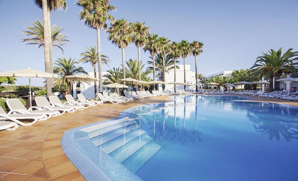 Een foto van het zwembad bij Grupotel Mar de Menorca