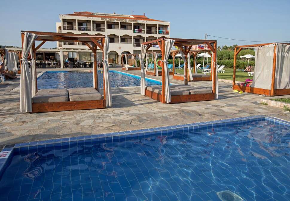 Een foto van het zwembad bij Golden Sands Hotel
