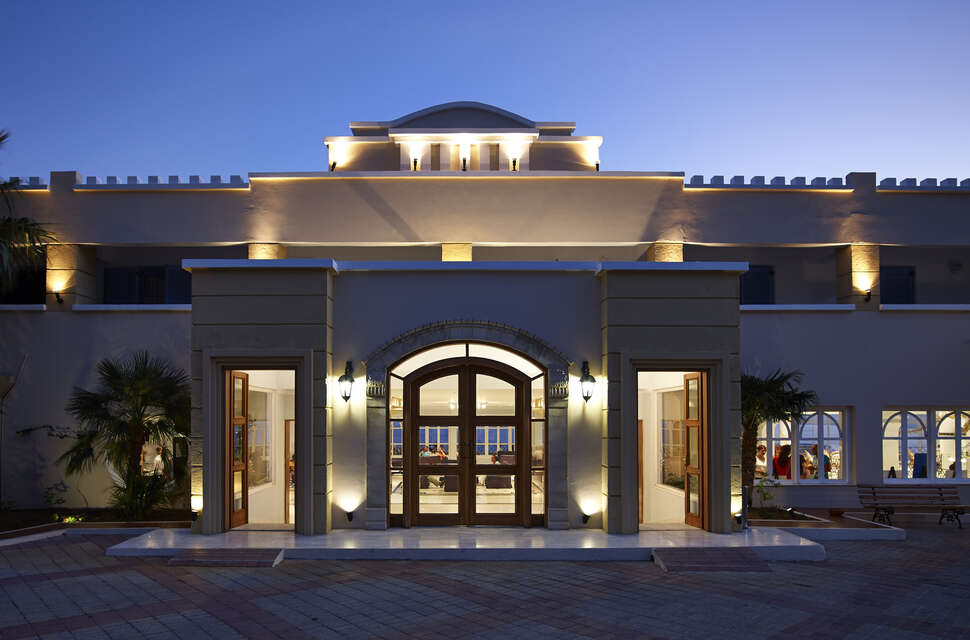 Een foto van de buitenkant van Mitsis Summer Palace Beach Hotel