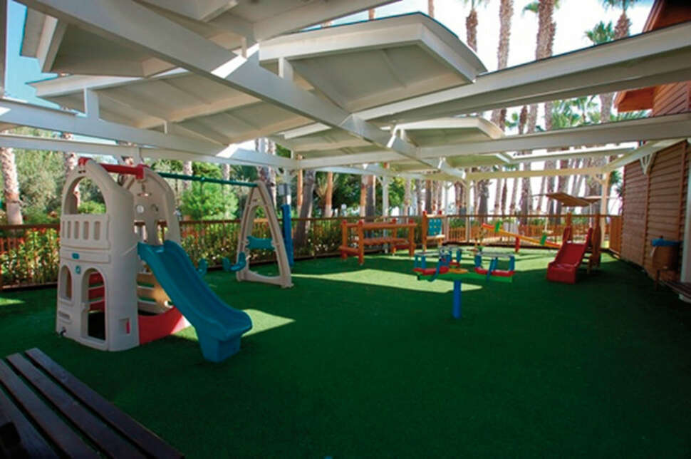 Een foto van de faciliteiten bij Cavo Maris Beach Hotel