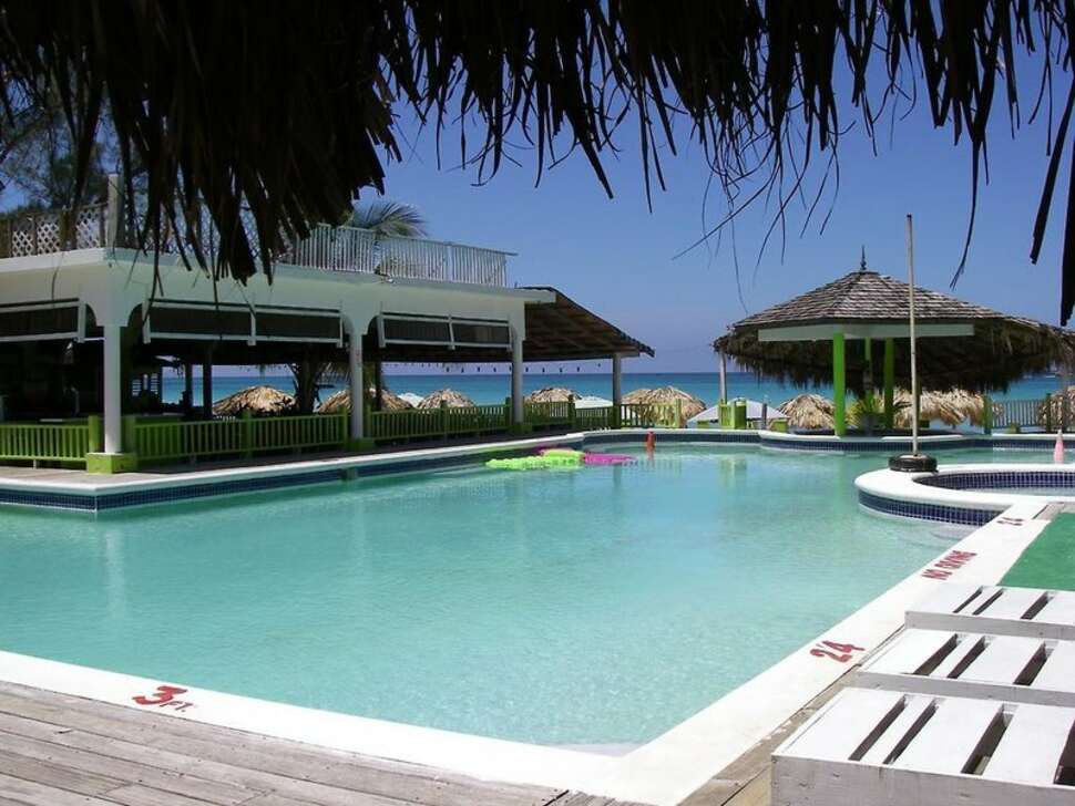 Een foto van het zwembad bij Fun Holiday Beach Hotel
