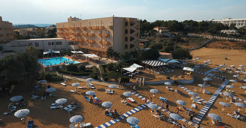Een foto van het strand bij Hotel Club Eloro