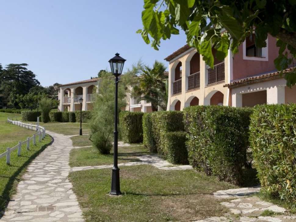 Een foto van de buitenkant van Pierre & Vacances Residence Les Parcs de Grimaud