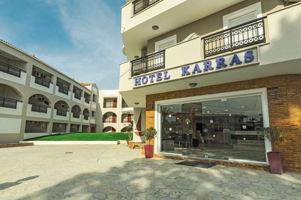 Een foto van de buitenkant van Karras Hotel