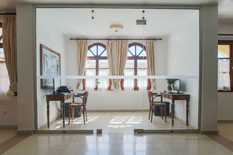 Een foto van het interieur van Corfu Aquamarine Hotel