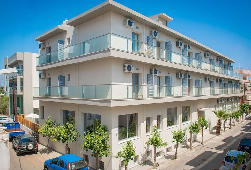 Een foto van de buitenkant van City Green Hotel