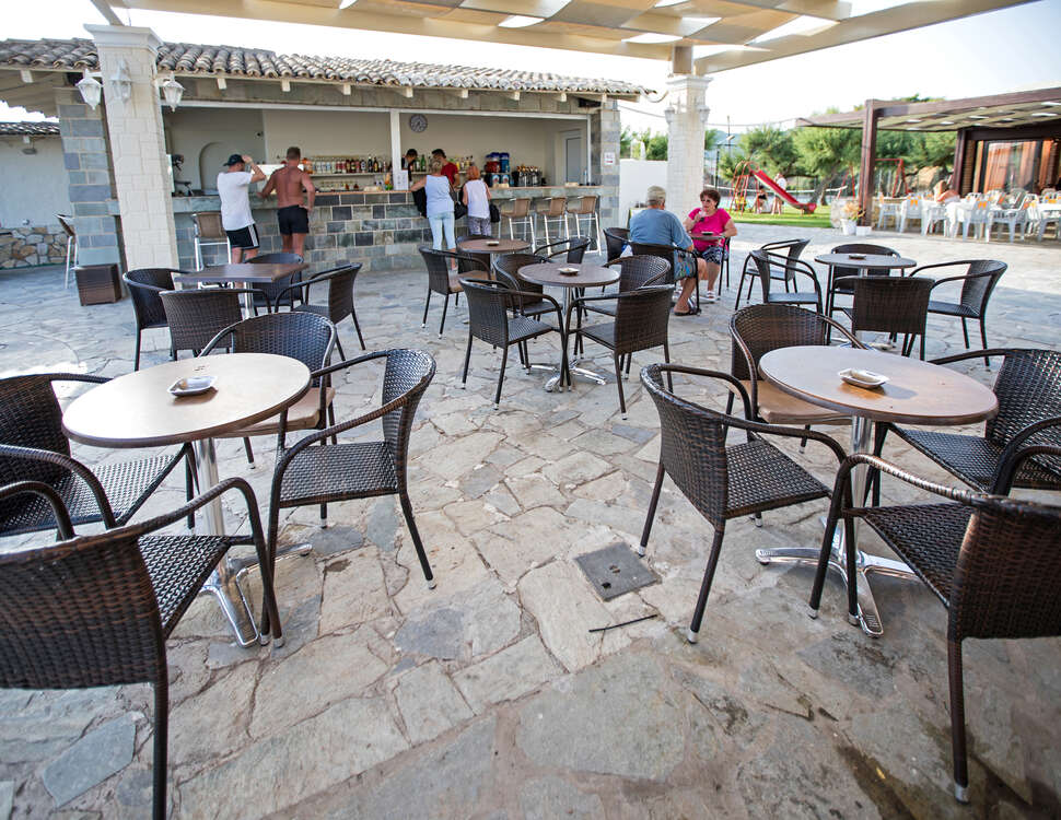 Een foto van het terras bij Golden Sands Hotel