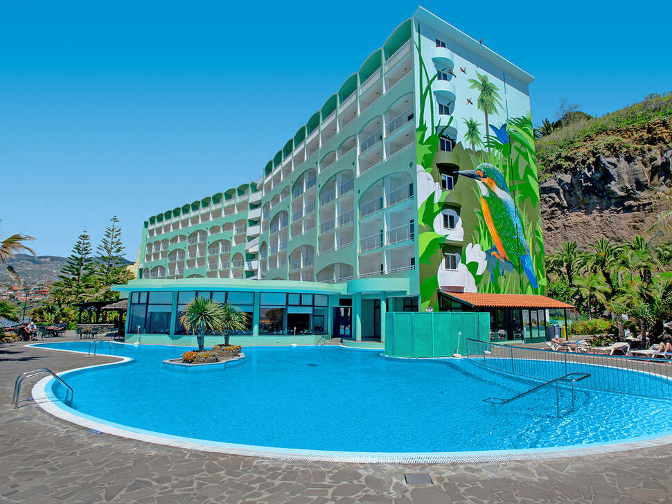 Een foto van het zwembad bij Pestana Ocean Bay
