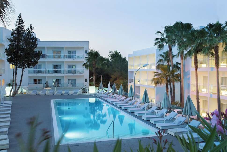 Een foto van het zwembad bij Grupotel Ibiza Beach Resort