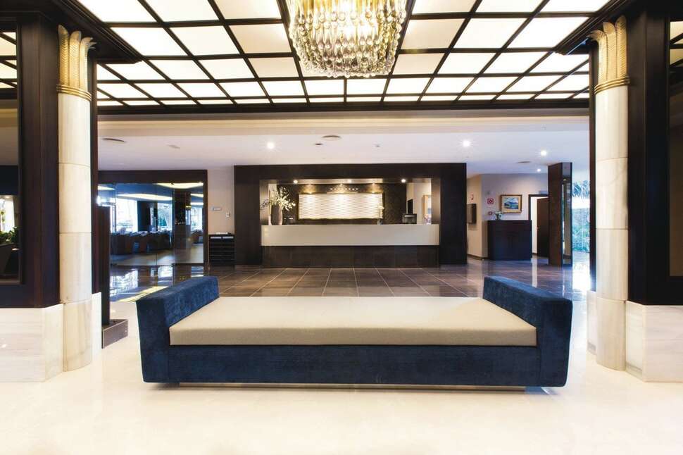 Een foto van het interieur van Riu Bravo