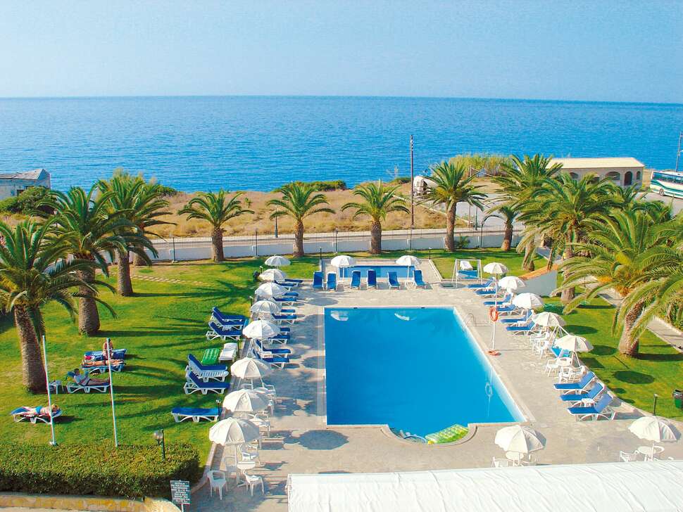 Een foto van het zwembad bij Golden Sands Hotel