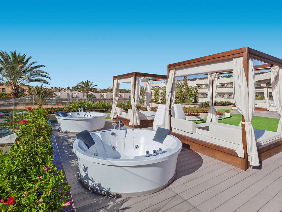 Een foto van het terras bij Barcelo Corralejo Bay