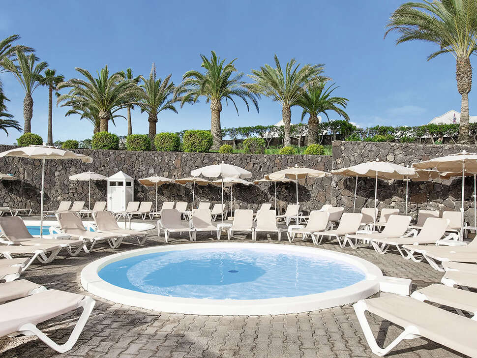 Een foto van het zwembad bij Relaxia Olivina Lanzarote