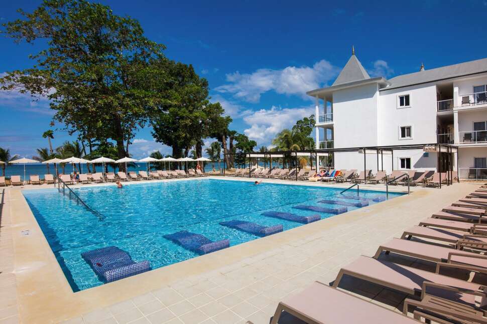 Een foto van het zwembad bij Riu Palace Tropical Bay