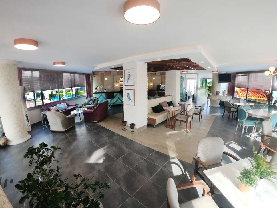 Een foto van het interieur van Irem Garden Hotel