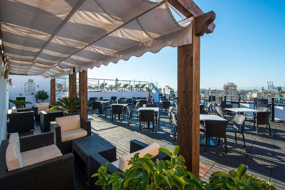Een foto van het terras bij Salles Hotel Malaga Centro