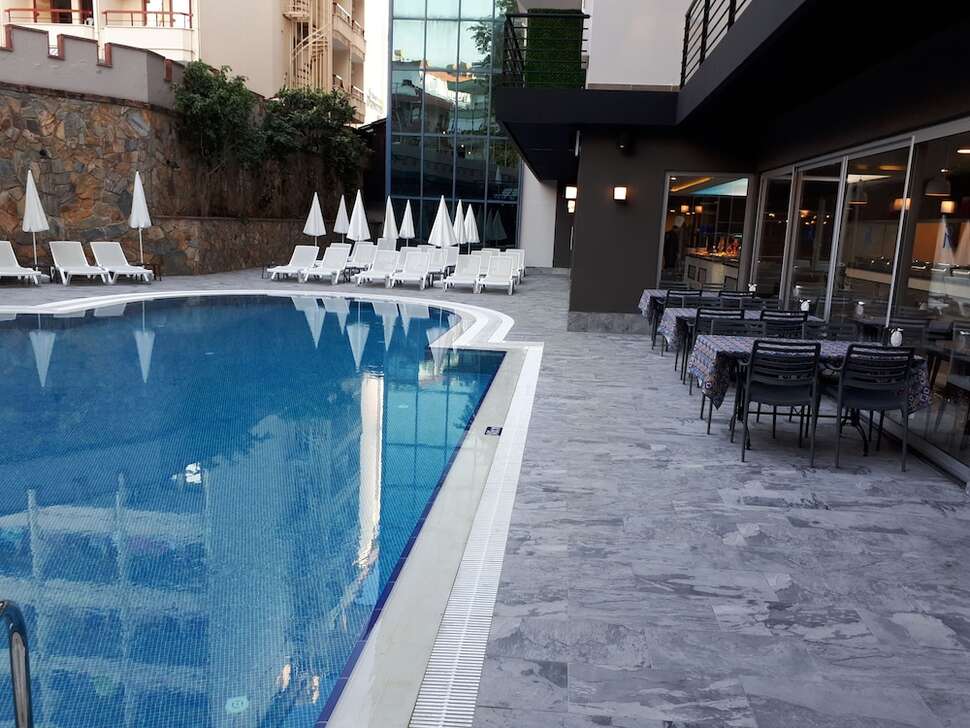 Een foto van het zwembad bij Ramira City Hotel