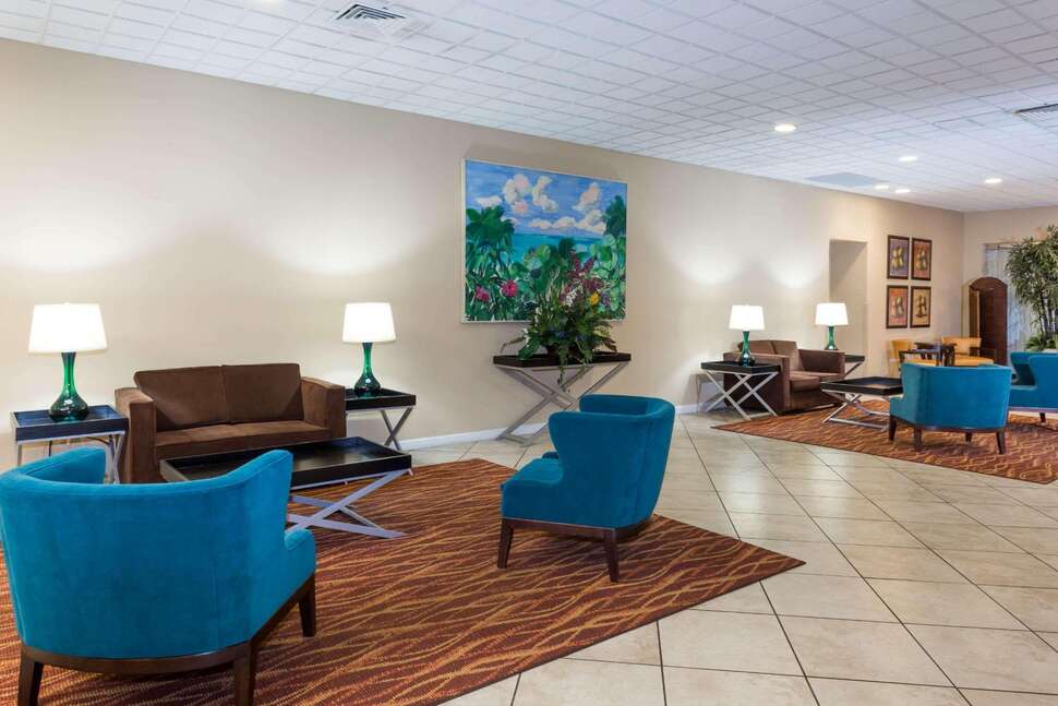 Ein Foto Ramada by Wyndham Kissimmee Gateway