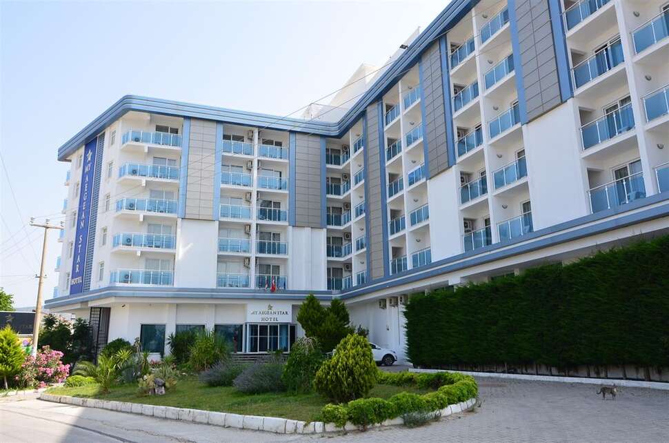 Een foto van de buitenkant van The Gap Hotel Kusadasi