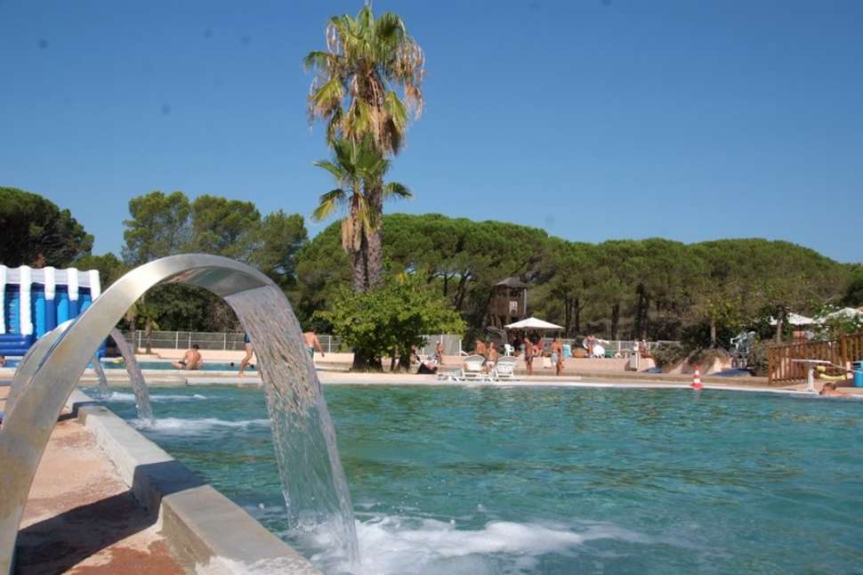Een foto van het zwembad bij Parc Saint James Oasis Village