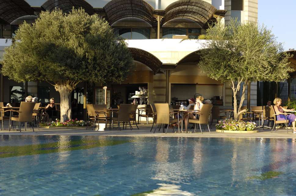 Een foto van het terras bij Constantinou Bros Athena Royal Beach Hotel