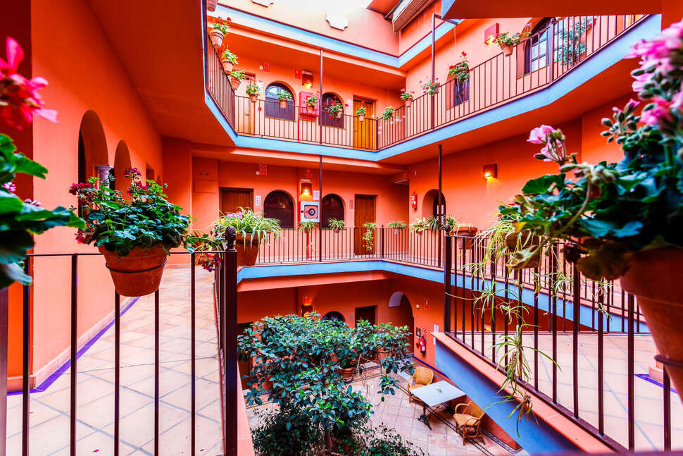 Ein Foto Patio de la Alameda