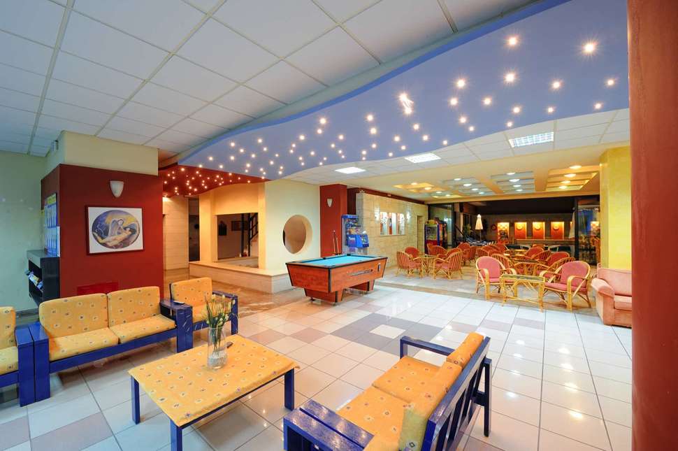 Een foto van het interieur van Agrabella Hotel