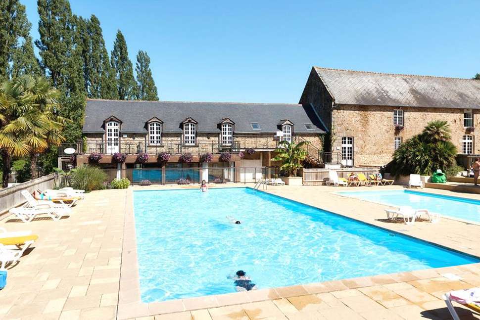 Een foto van het zwembad bij Les Ormes Domaine & Resort