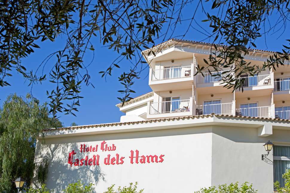 Een foto van de buitenkant van Hotel Castell dels Hams