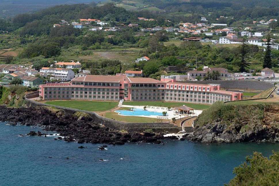 Een foto van de buitenkant van Terceira Mar Hotel