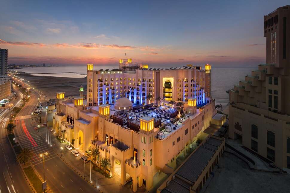 Een foto van de buitenkant van The Ajman Palace