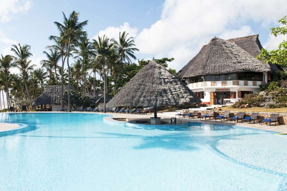 Een foto van het zwembad bij Karafuu Beach Resort & Spa