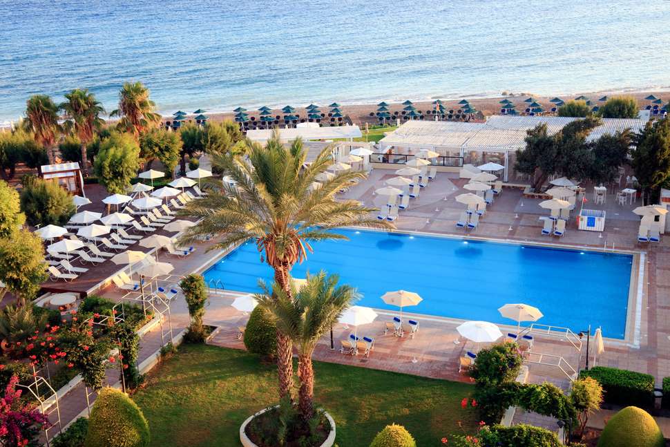 Een foto van het zwembad bij Blue Bay Beach Resort