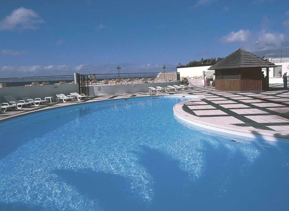 Ein Foto vom Pool im Hotel Torre Praia