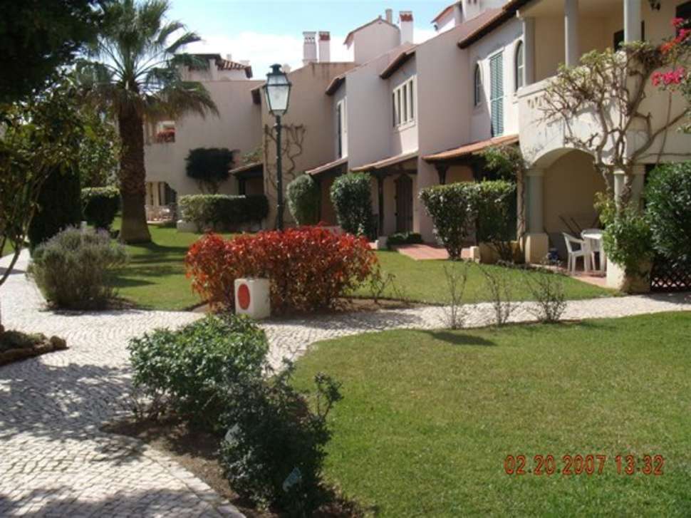 Ein Foto von der Außenansicht des Old Village Apartments
