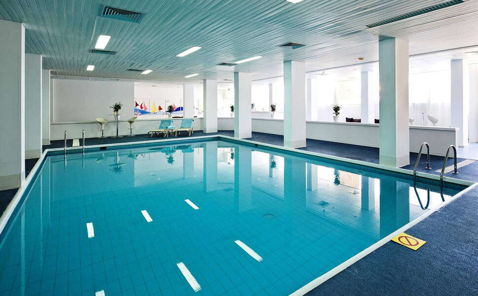 Een foto van het zwembad bij Napa Plaza Hotel
