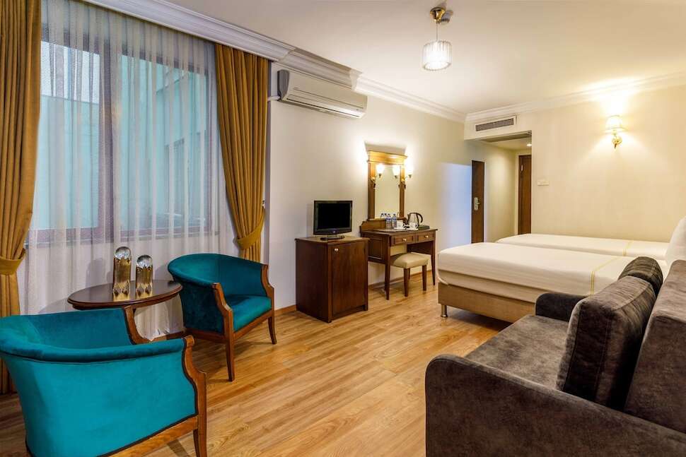 Ein Foto Golden Crown Hotel