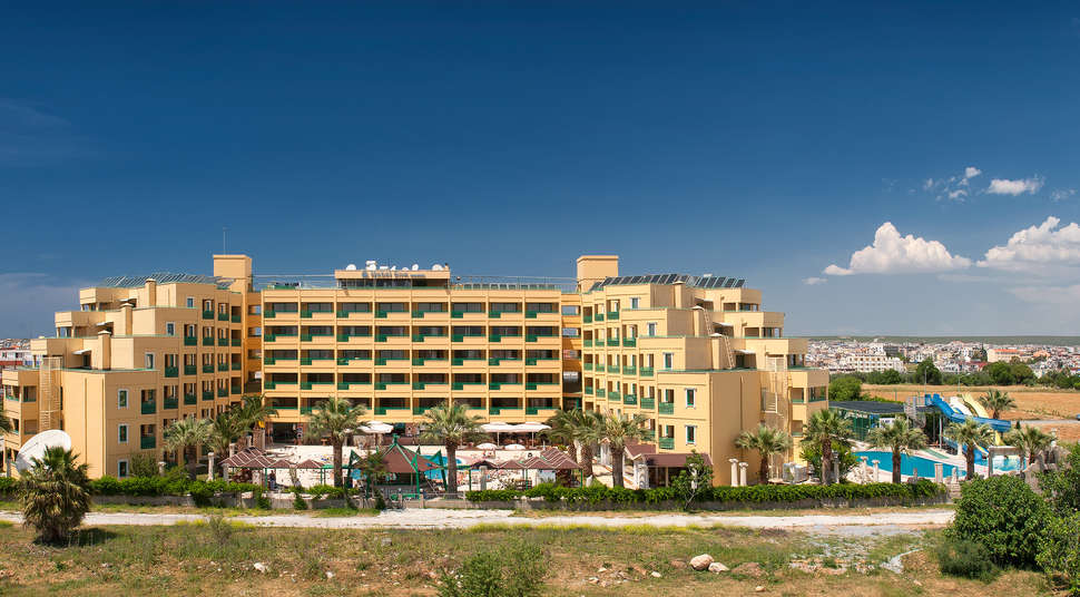 Een foto van de buitenkant van Hotel Esra Family Suite