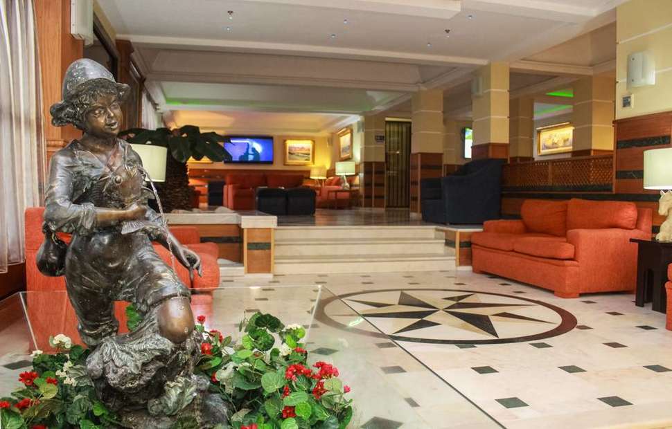 Een foto van het interieur van Baia Beach Hotel
