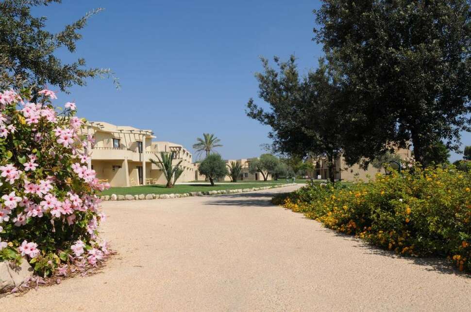 Een foto van het terras bij VOI Arenella Resort