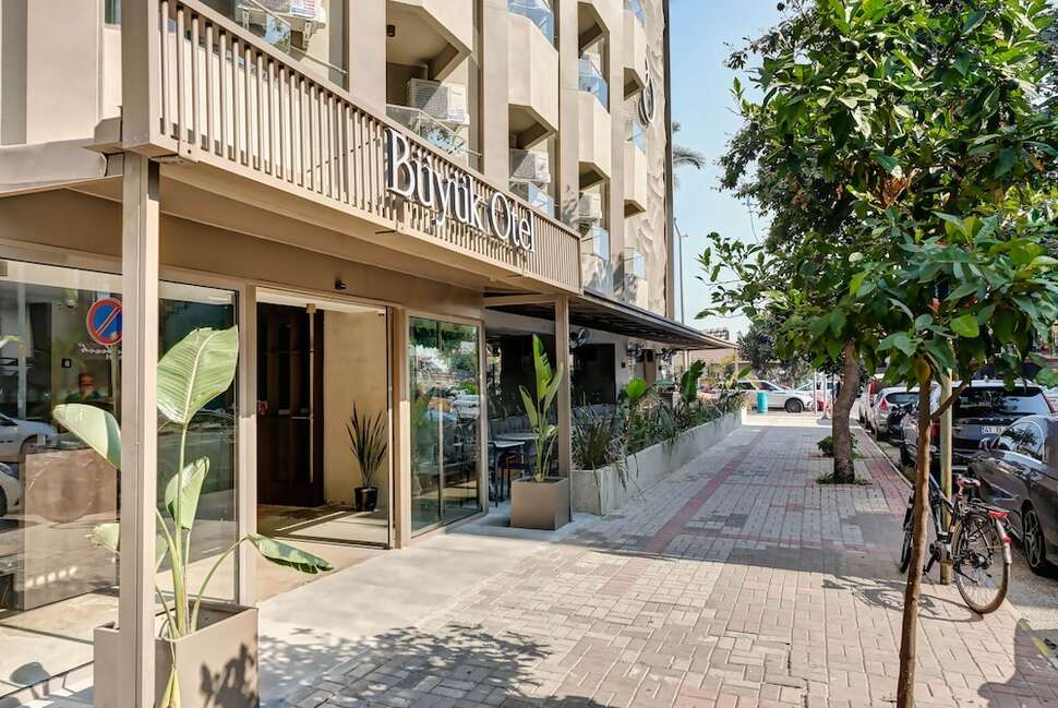 Een foto van de buitenkant van Buyuk Hotel