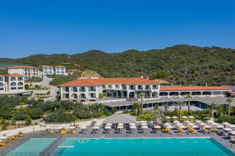 Een foto van het zwembad bij Akrathos Beach Hotel